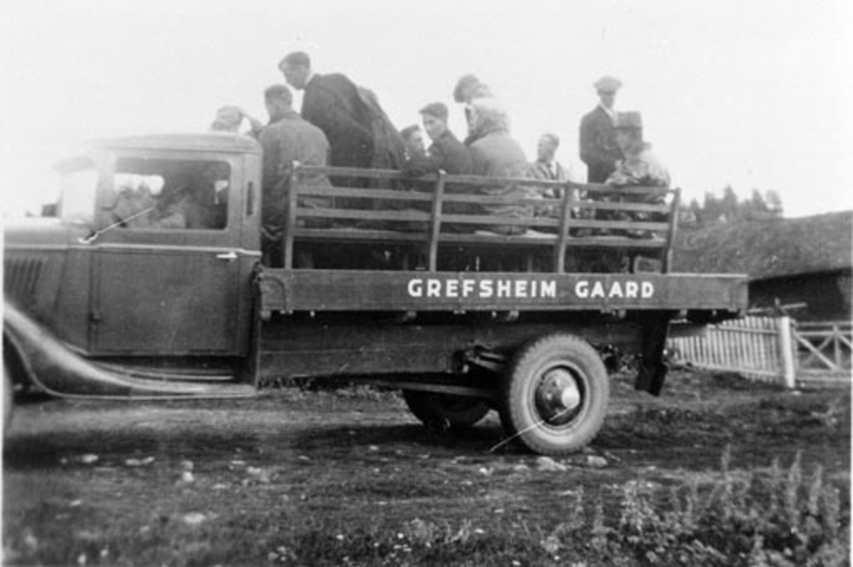 Anno Domkirkeodden, Lastebil Ford V8, 1935 modell, med gartnerlærlinger fra Grefsheim gård på lasteplanet. Besøker Bjørnstad gård, Nes, Hedmark.