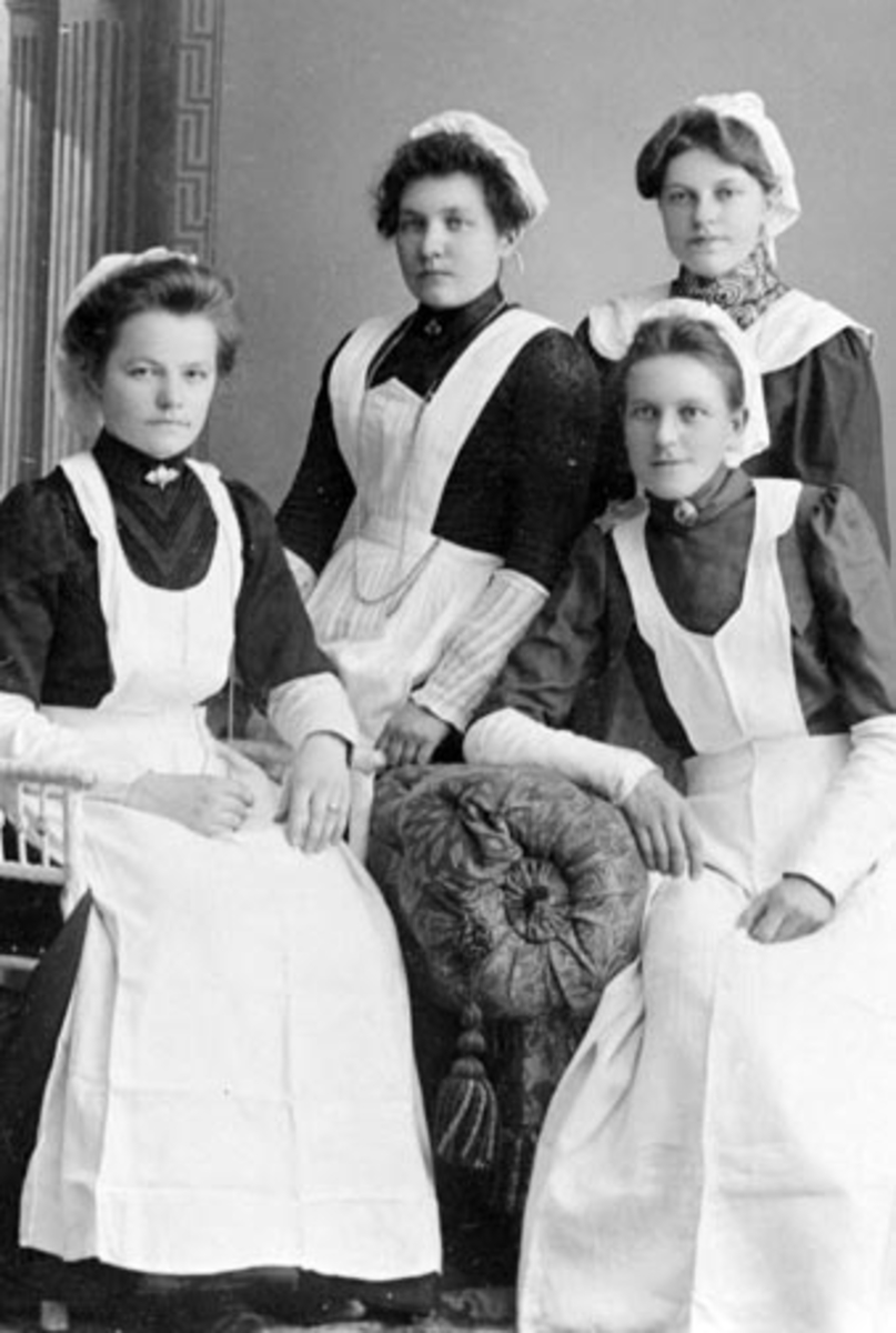 Anno Domkirkeodden, Fire damer som er lærlinger hos søstrene Røhrs pensjonat, Hamar. Sittende til venstre er Marthe Svenkerud (1888-1966) fra Haugom, Stavsjø, Hedmark.