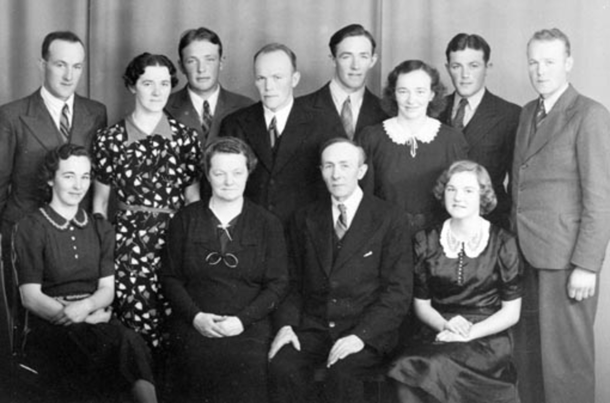 Anno Domkirkeodden, Familien i Haugom, Stavsjø, Hedmark. Sittende fra venstre er Magda Olaug f.1917 (gift Konningrud), Marte Haugom (1888-1966), Ole Evensen Haugom (1881-1961), Else Pauline f.1929 (gift Sandaker). Bak fra venstre er Einar f.1909, Petra f.1913 (gift Solum), Hans Mikal f.1922, Olav f.1911, Kåre f.1924, …