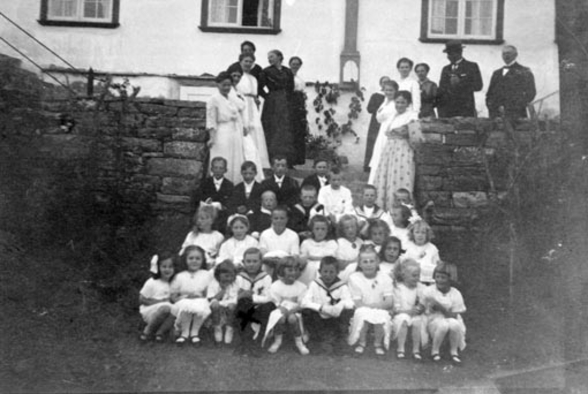 Anno Domkirkeodden, Stor gruppe festkledde barn og voksne på terasse og trapp på Hoel gård, Nes, Hedmark.