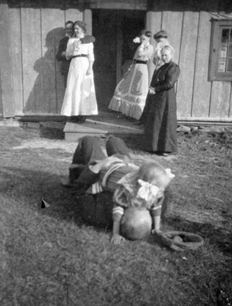 Anno Domkirkeodden, Voksne og barn foran størhus/hytte, Sjusjøen, Ringsaker Almenning. Fra venstre Johs Herberg, Signe Herberg, Margit Berg, Eline Bergseng, Lovise Rindal, Johanne Berg, Marthinus Berg.