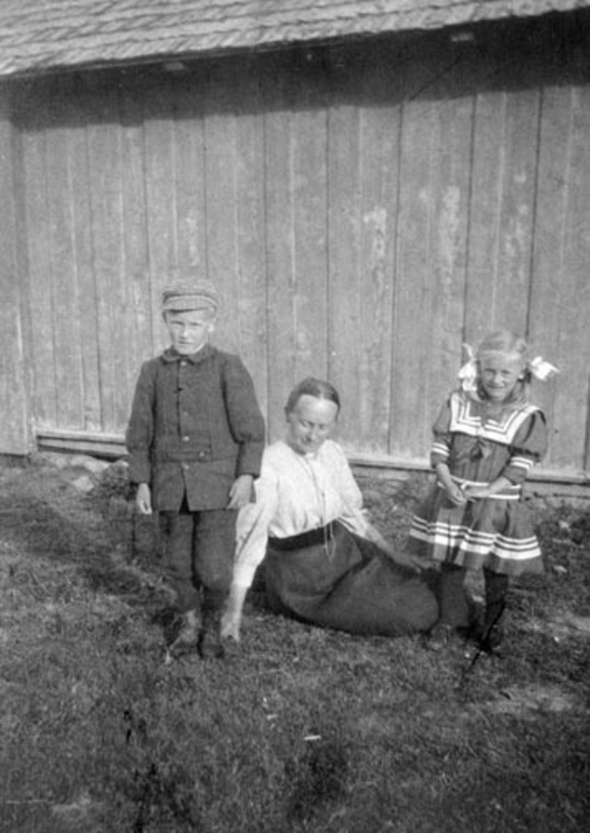 Anno Domkirkeodden, Moromor Johanne Hjelmstad (1858-1933), Christian Berg (1905-1989), Johanne Berg (1907-1936), Sjusjøen, Ringsaker Almenning.