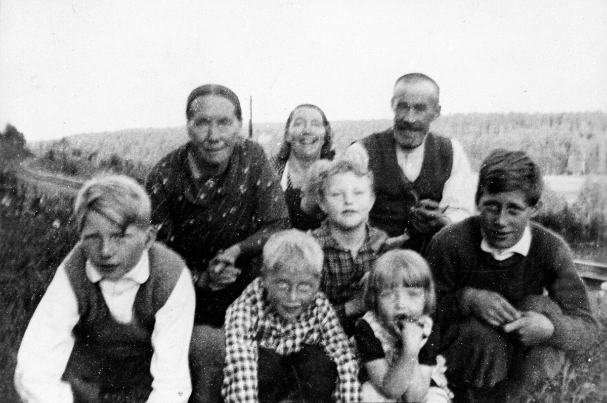 Anno Domkirkeodden, Bak er Julie Prøysen, Marie Prøysen, Olaf Prøysen, foran er Svein Stubbum, Rolf Hagen, Inger Knutsen, ukjent, ukjent, Rudshøgda, Ringsaker.