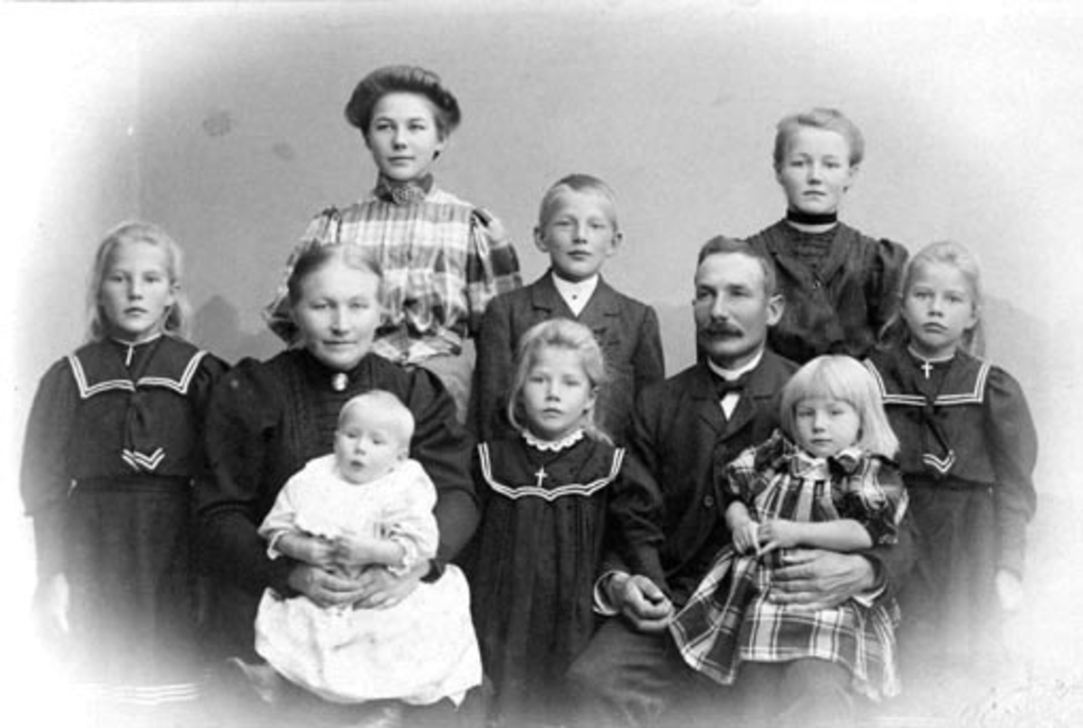 Anno Domkirkeodden, Familien Myhre. Stående bak fra venstre er Gudrun, Kirsten, Johannes, Lovise, Helga. Sittende med Astrid på fanget er Kirsten, Jens med Ingrid på fanget. I midten er Birgit. Hagelund, Nes, Hedmark.