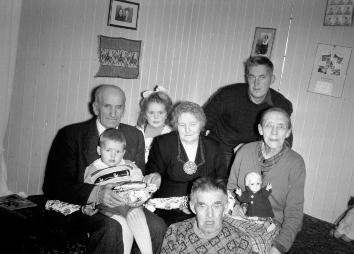 Anno Domkirkeodden, Jul i Prøysenstua, Ringsaker. Fra venstre Johannes Øygarden, Kjersti Øygarden, Rolf Hagen, Julie Prøysen, Olaf Prøysen. Barn fra venstre er Jan Olaf hagen, Mary Kristine Hagen.