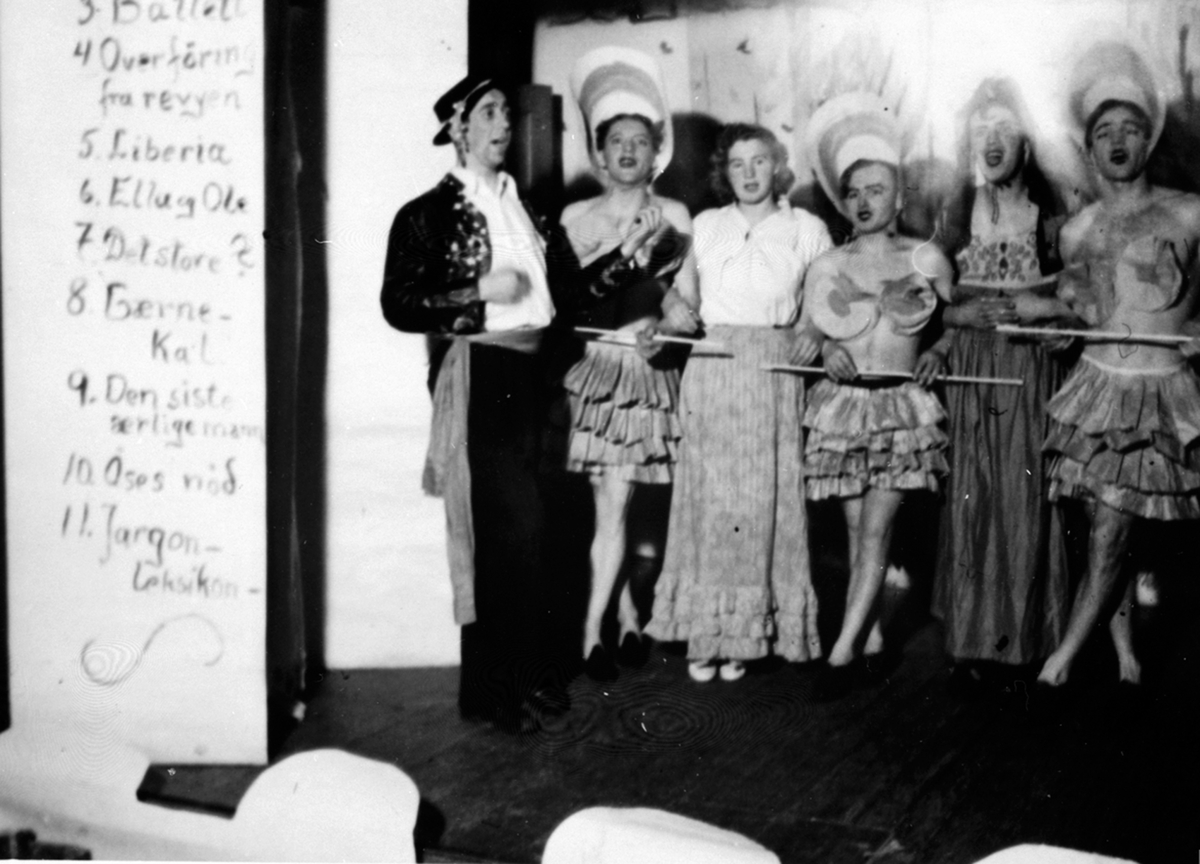 Anno Domkirkeodden, Sem Småbrukerlærerskole, Øvre Sem i Asker. Studentrevy. Fra venstre Karl Schmedling, Magnus Moi, Åse Stefferud Bråten, Arne Njå, Alf Prøysen og Svend Foyn.