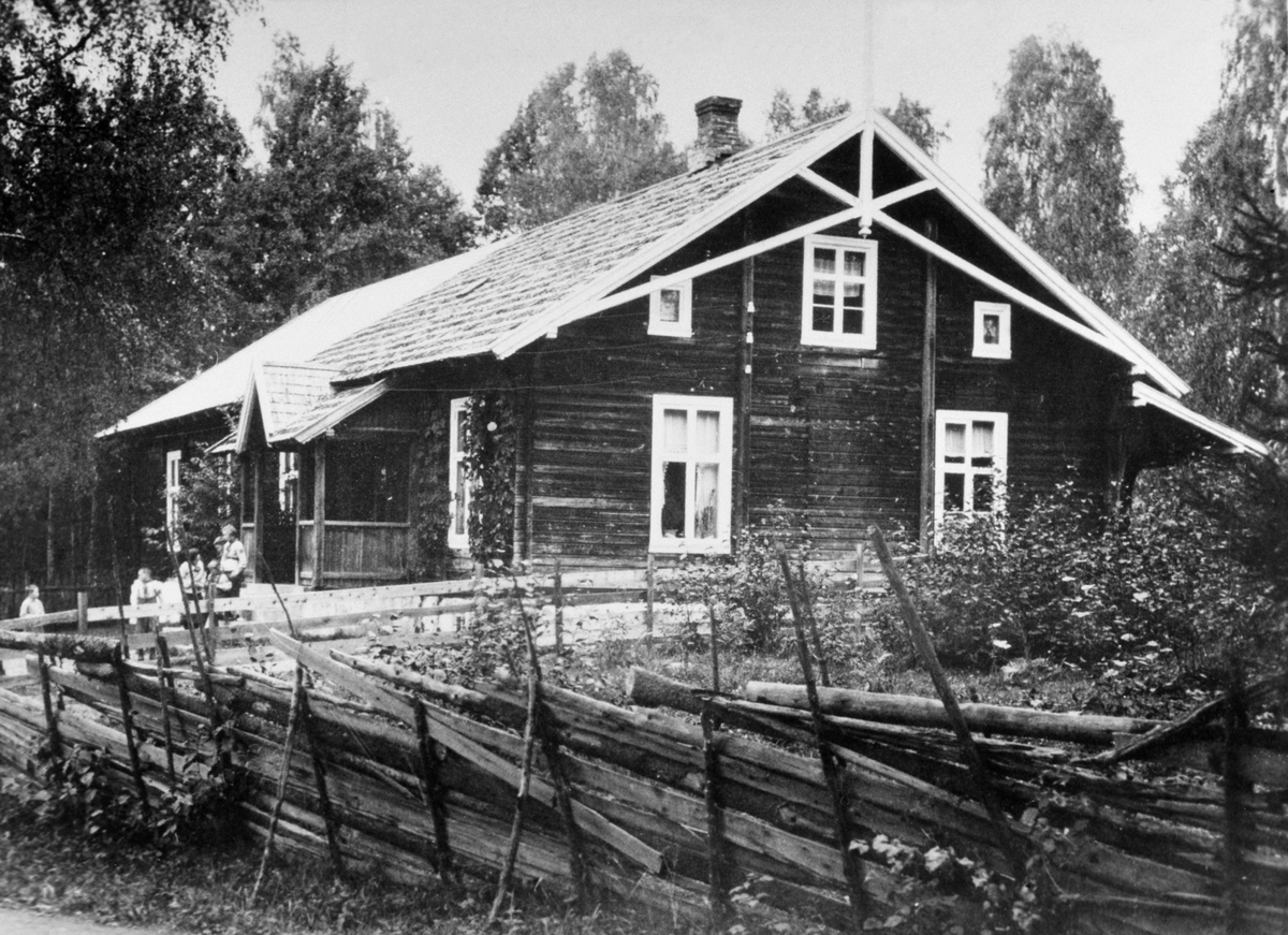 Anno Domkirkeodden, Eksteriør, Østvang forsamlingslokale, Veldre, Ringsaker. Østvang ble bygd i 1903, eid av Veldre Arbeiderforening, siste fest avholdt høsten 1958. Solgt til privat bolighus.