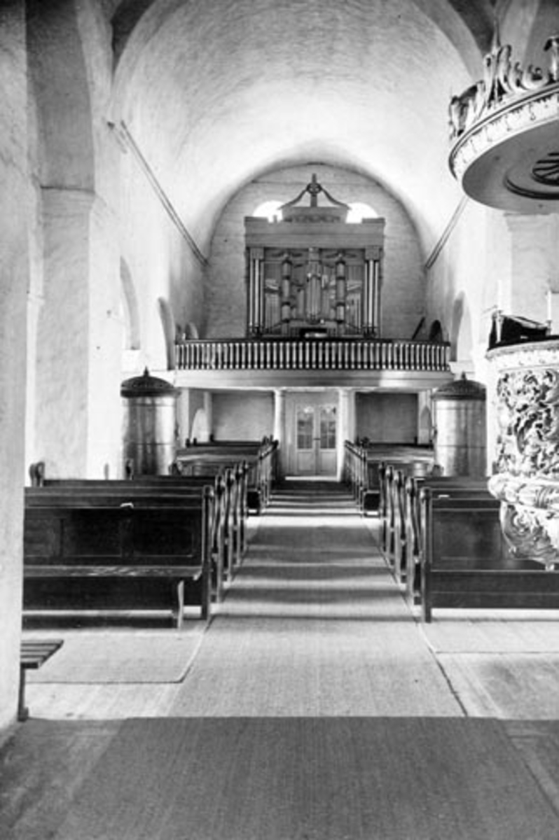 Anno Domkirkeodden, Interiør fra Ringsaker kirke. Hovedskipet sett fra alteret mot orgergalleriet. Det gamle orgelet. To vedovner.