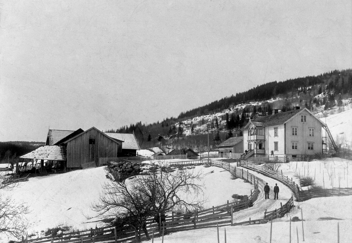 Anno Domkirkeodden, Eksteriør, gardsbruk. Biskoplien nedre, Nes, Hedmark. I vegen er Nils Lien og Nils Godager.
