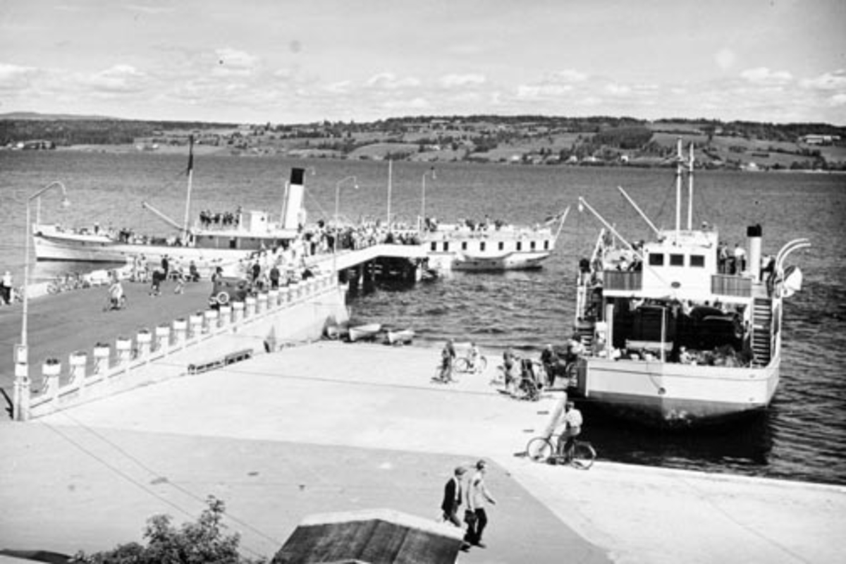 Anno Domkirkeodden, Gjøvik brygge med bilfergen Mjøsfærgen og Skibladner.