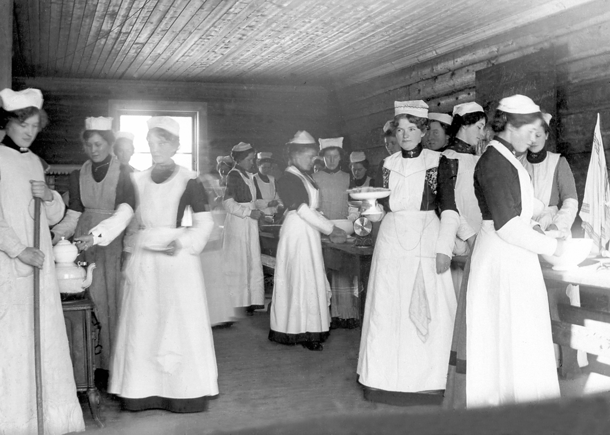 Anno Domkirkeodden, Interiør, kjøkken, gruppe kvinner på kokkekurs, Fuglseng, Ringsaker.