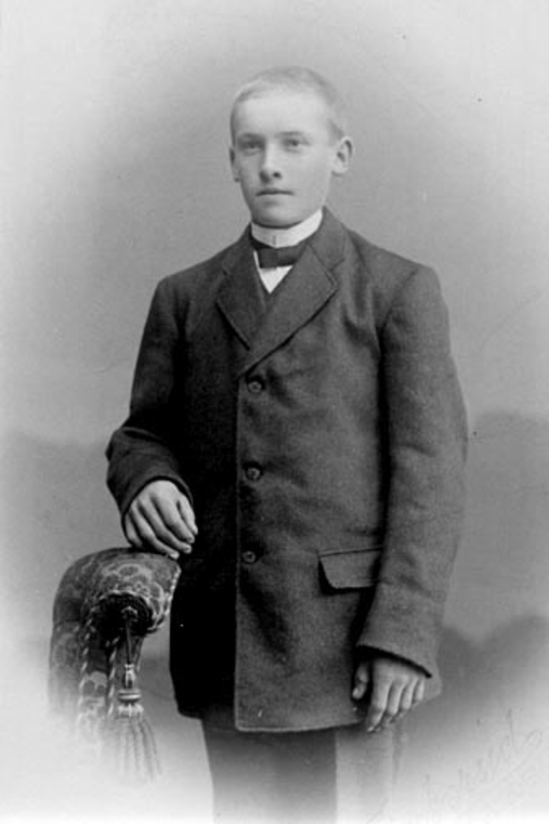 Anno Domkirkeodden, Portrett, Emil Edvardsen Doknes F.4.8.1896, Nes, Hedmark.