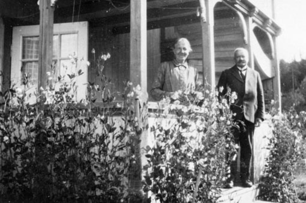 Anno Domkirkeodden, Ekteparet Marie og Otto Frydenlund på veranda, Jensgård, Brumunddal.