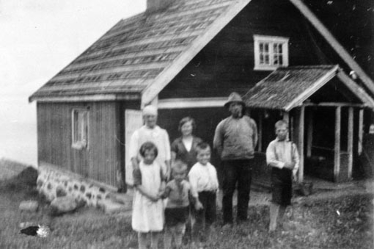 Anno Domkirkeodden, Eksteriør fra husmannsplassen Støen under Grefsheim, Nes, Hedmark. Bak fra venstre er Emilie Evensdatter Bøvolden (født Støen (1896-1972)), Margrethe Støen(Maggie (1904-1992)), Ole Bøvolden (1893-1974). Barna er Kirsten f.1920, Odd f.1924, Einar f.1922, Johan f.1918.