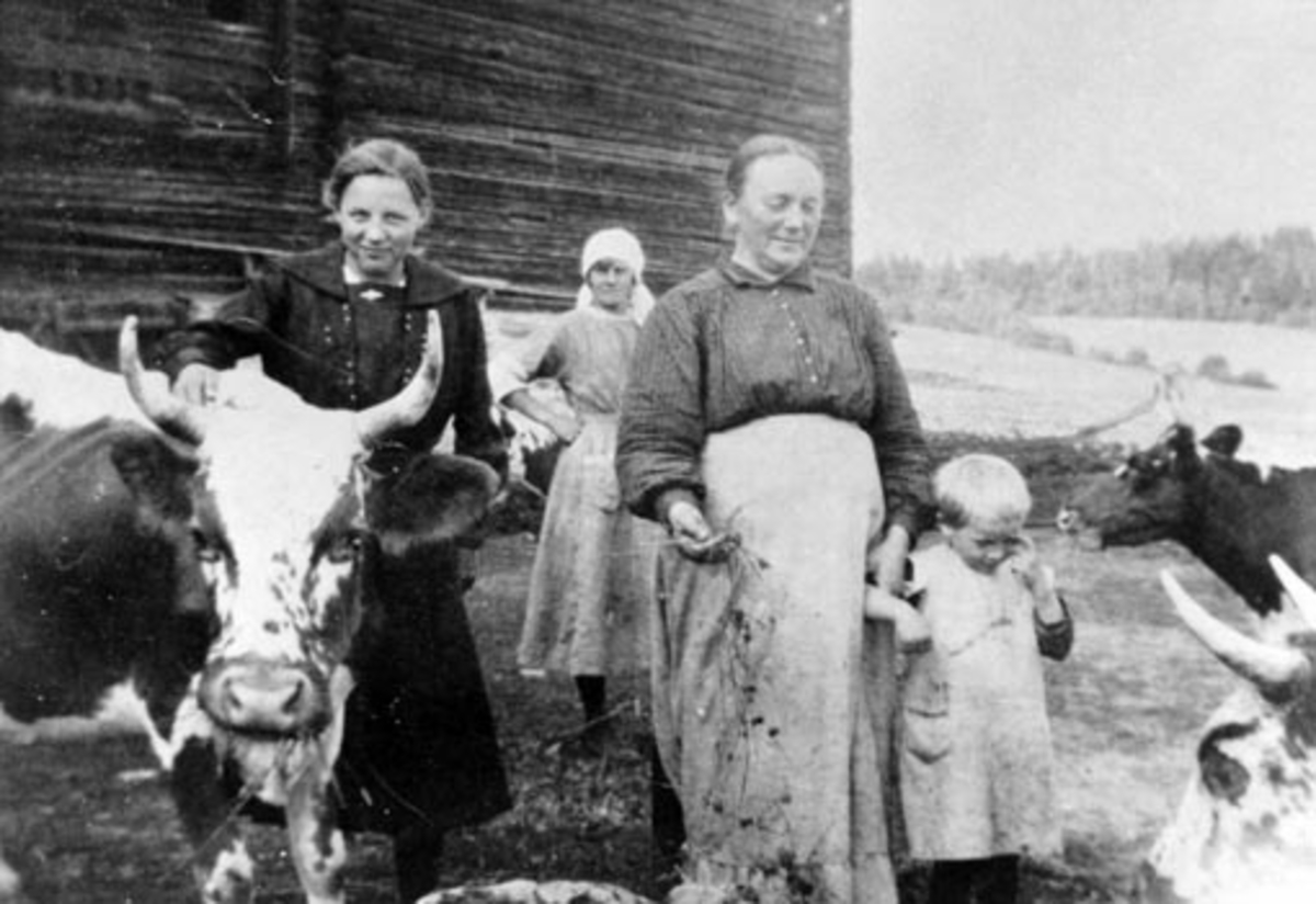 Anno Domkirkeodden, Fire personer med telemarkskuer på Nedre Ousdal, Nes, Hedmark. Fra ventre er Petra Fossum (1903-1934), ukjent, Polla Syversdatter Fossum f.1873, Ida f.1915.