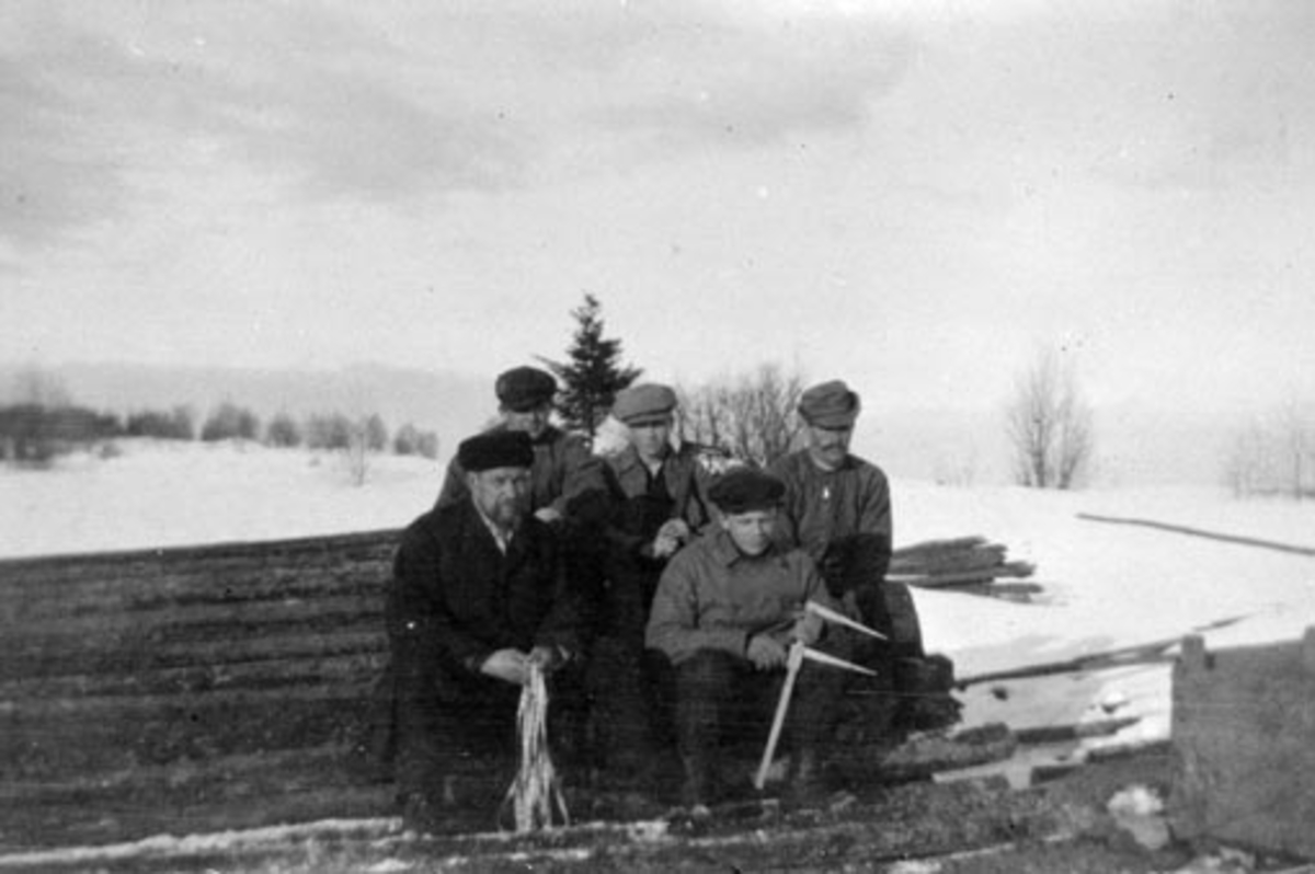 Anno Domkirkeodden, Tømmermålere har pause på ei tømmerlunne på Ousdal nordre, Nes, Hedmark.