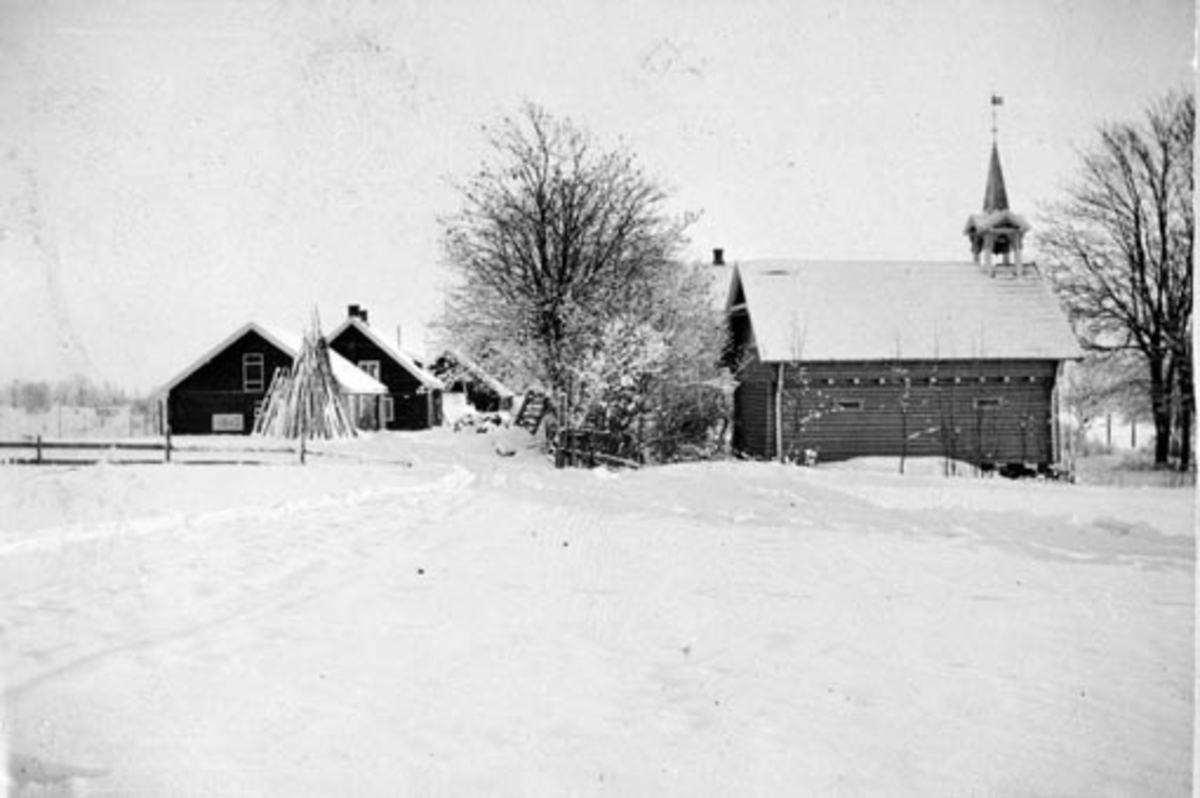 Anno Domkirkeodden, Eksteriør, gardsbruk, Hoelstad, Nes, Hedmark. Stabbur med klokketårn, skåle, hønsehus, drengestue, vinter.
