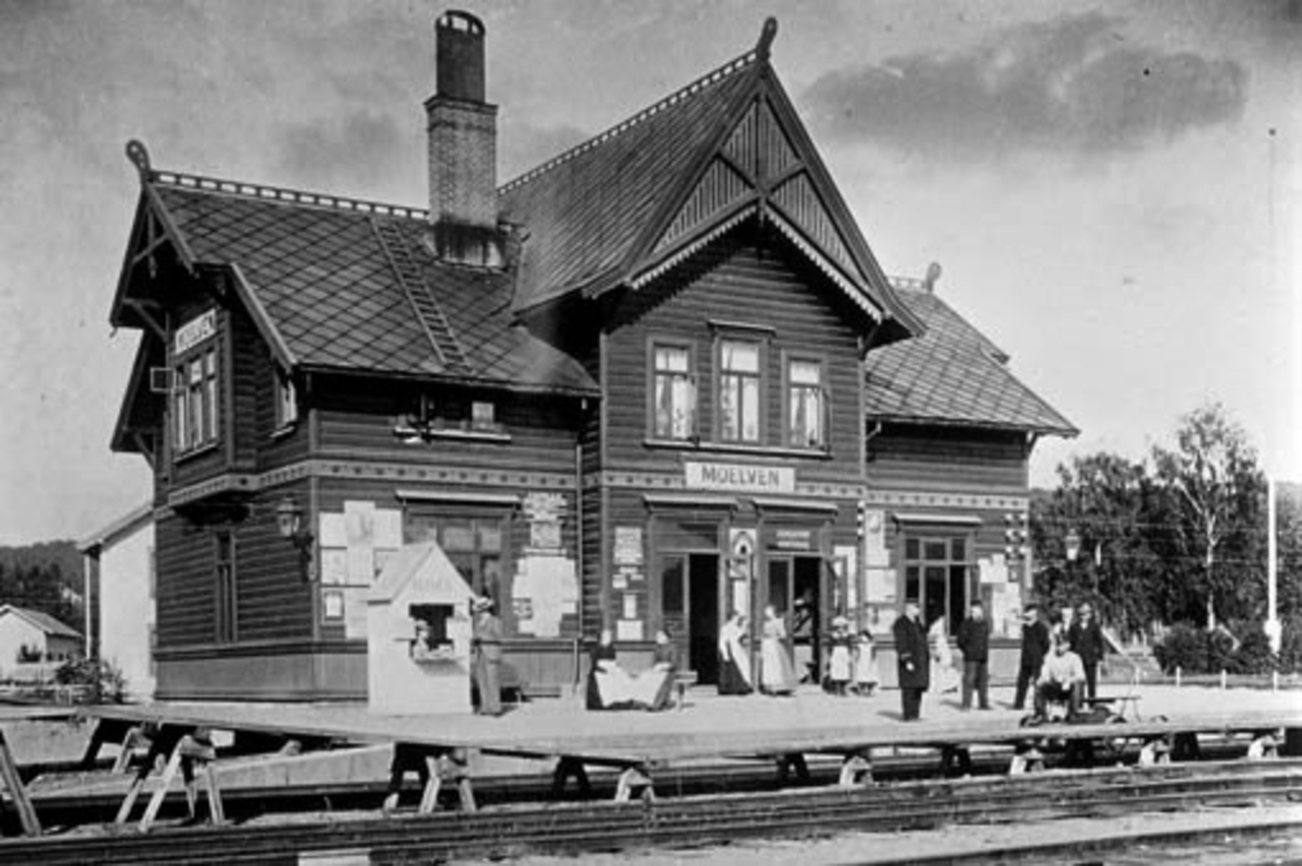 Anno Domkirkeodden, Eksteriør, Moelv stasjon, kiosk, folk på perrongen.