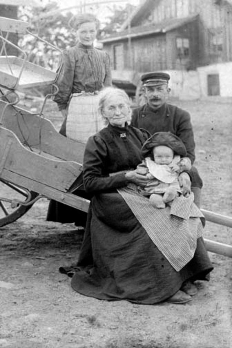 Anno Domkirkeodden, Tre generasjoner på Balstad, Nes, Hedmark. Bestemor Pernille Nilsdatter (1839-1925) med Peder (1908-1984) på fanget. Bak er Helga Ganes Fossum (1885-1977) og Fridtjof Fossum (1879-1961).