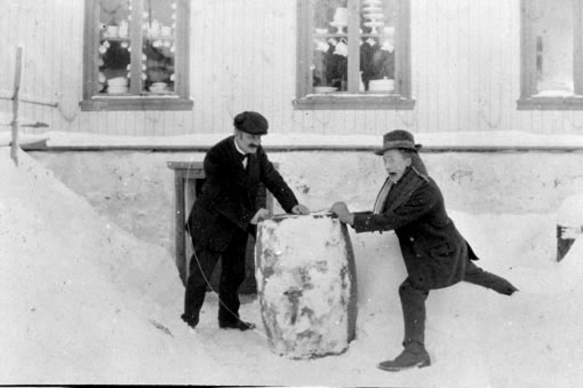Anno Domkirkeodden, Samvirkelaget, Byflaten, veldre, Ringsaker. 2 menn med tretønne foran, vinter. Fra venstre Otto Frydenlund, Ole Gropen.