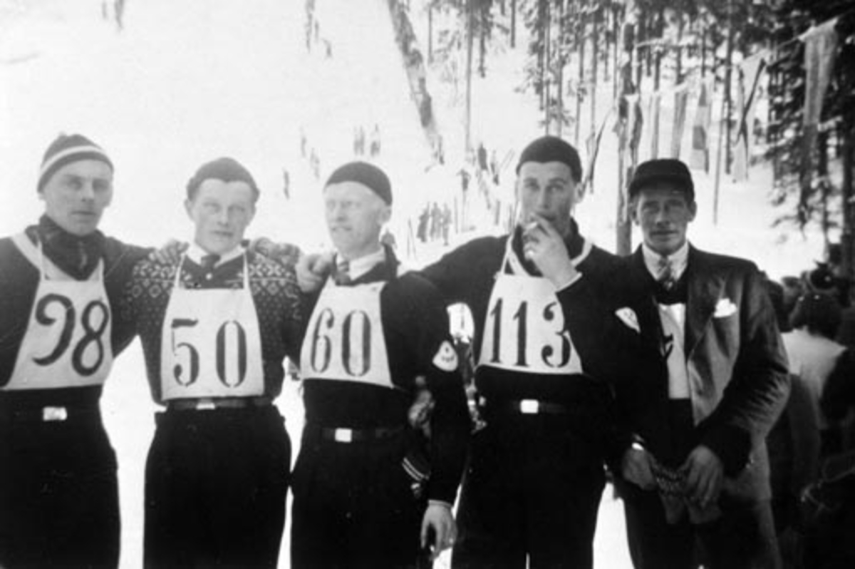 Anno Domkirkeodden, Skihoppere med startnummer, fra venstre er Per Engen, Arne Thorstad, Kåre Bjørgeli, Olaf Sølvsberg, Frambakken, Brumunddal.