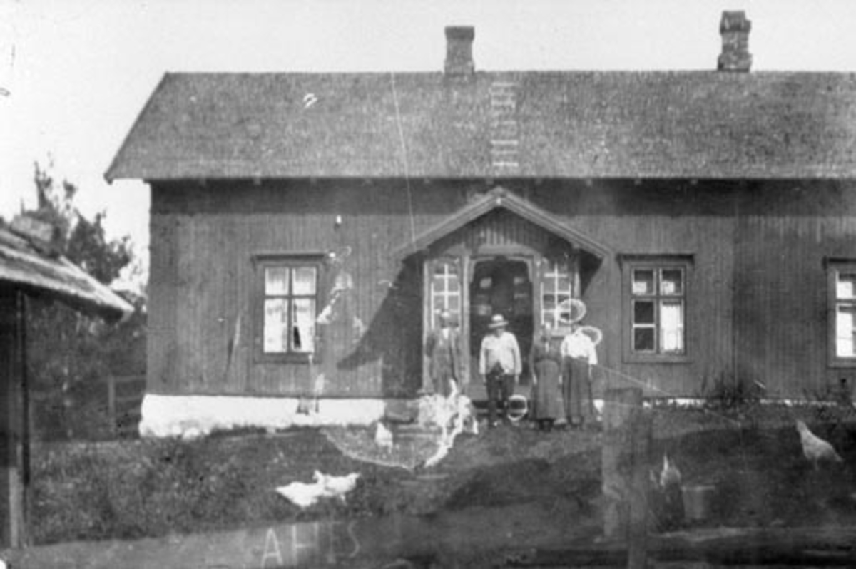 Anno Domkirkeodden, Eksteriør, gardsbruk, Sveinhaug, Furnes, Ringsaker. Folk foran hovedbygningen.