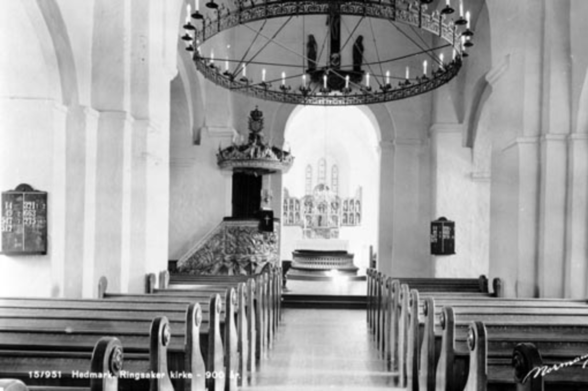 Anno Domkirkeodden, Interiør fra Ringsaker kirke, hovedskipet mot alteret. Gammel lyskrone. Postkort. Sendt 1945.