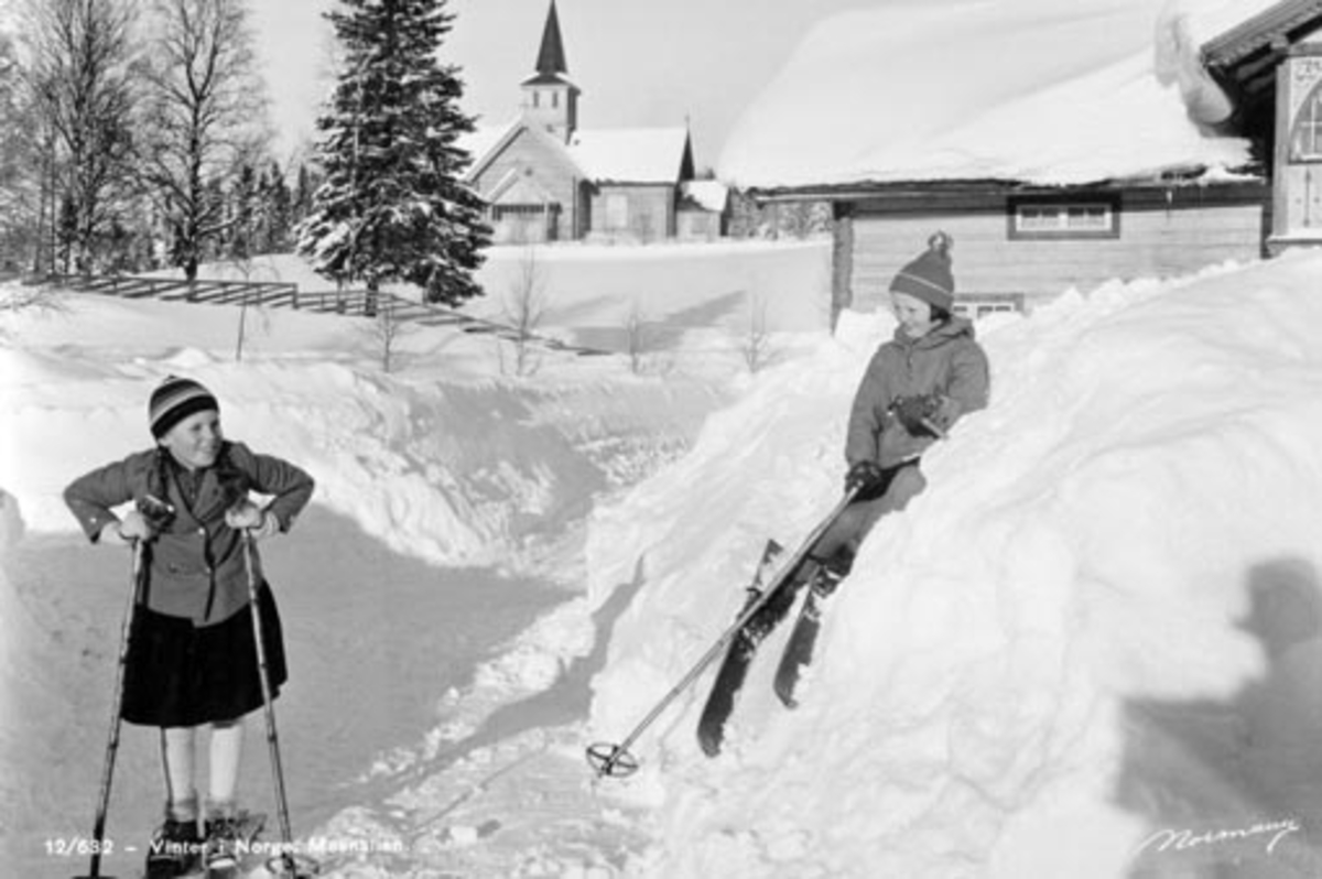 Anno Domkirkeodden, Mesnalia kirke. To barn på ski. Mye snø.