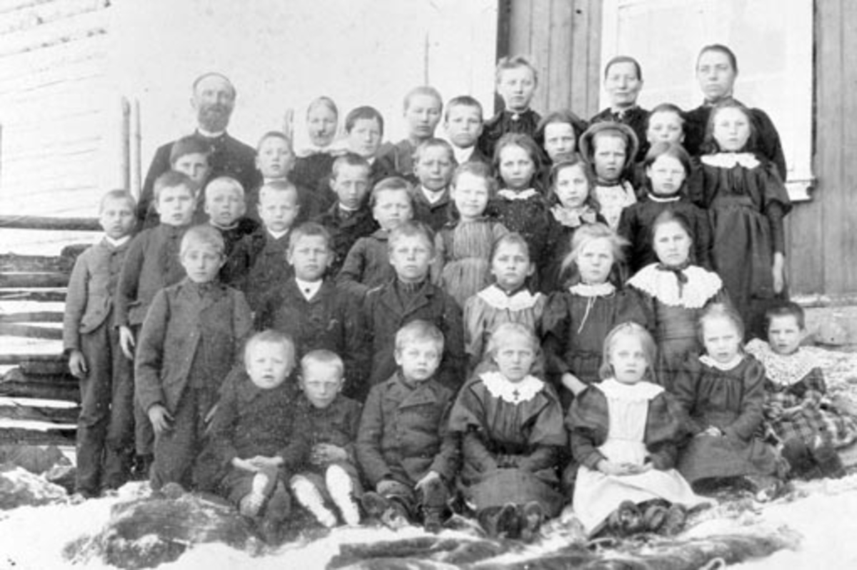 Anno Domkirkeodden, Skoleelever og lærere på gamle Dæhli skole, Nes, Hedmark. Læreren bak til venstre er Gulbrand Olsen (1833-1912). Han var lærer ved Dæhli skole fra 28.12 1855 til 1899.