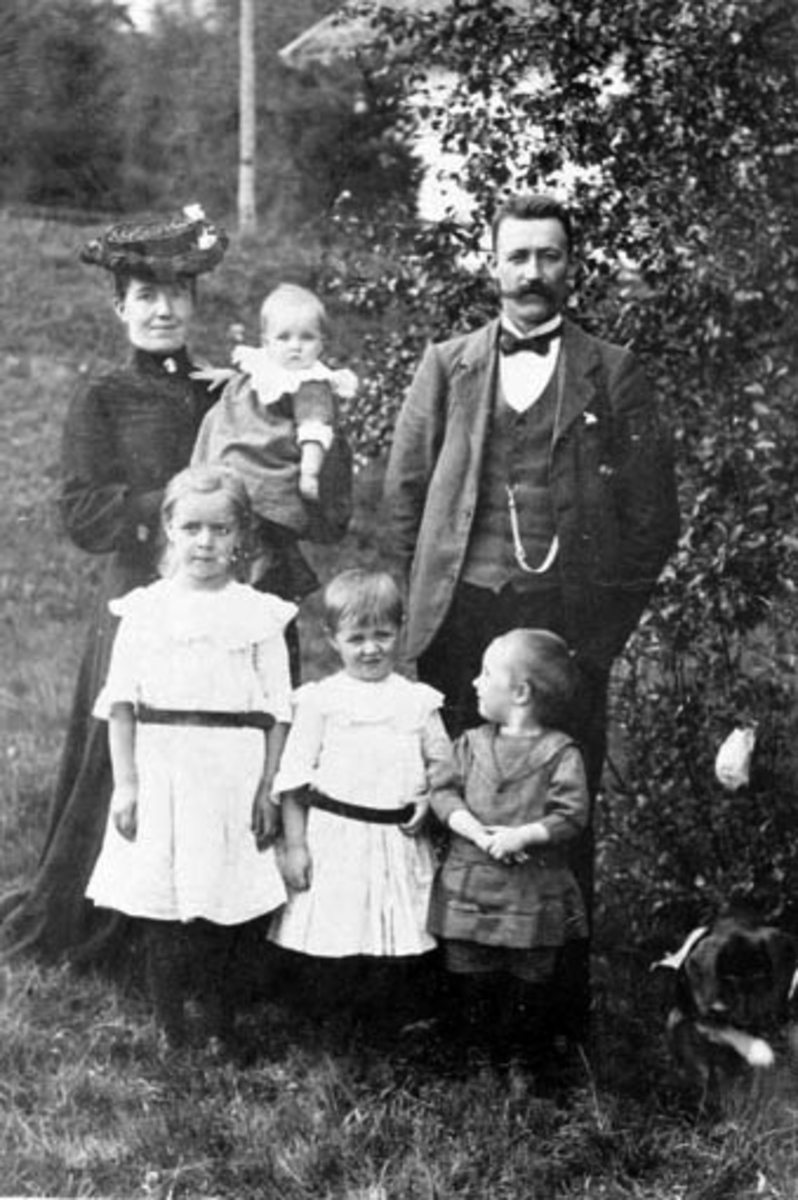 Anno Domkirkeodden, Familie. Martha Hagen født Kongsrud og Martin Hagen med 4 barn. Bredvold, Nes, Hedmark.