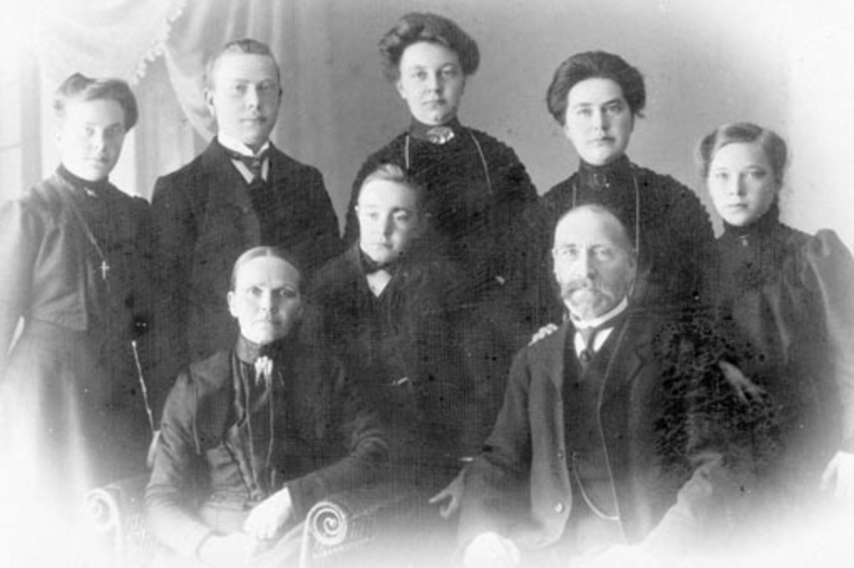 Anno Domkirkeodden, Familie Sørbo. Bak er Anna, Nils, Ingeborg, Ingrid, Sigrid. Foran er mor Sigrid, Øistein og far Anders Sørbo. Bakken (Bakkom), Nes, Hedmark.