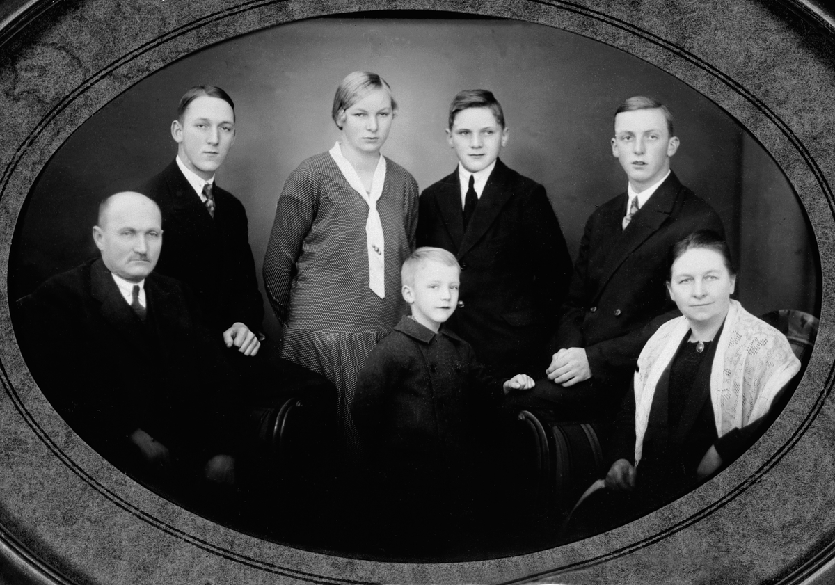 Anno Domkirkeodden, Familien på Sendstad, Nes, Hedmark. Bak fra venstre er Ole (1909-1984), Mina Olave f.1913, Morten Lennart (1915-1987), Jens (1911-1984). Foran fra venstre er Otto Mauritz (1874-1965), Ingvald f.1924, Louise Sendstad (1881-1955).