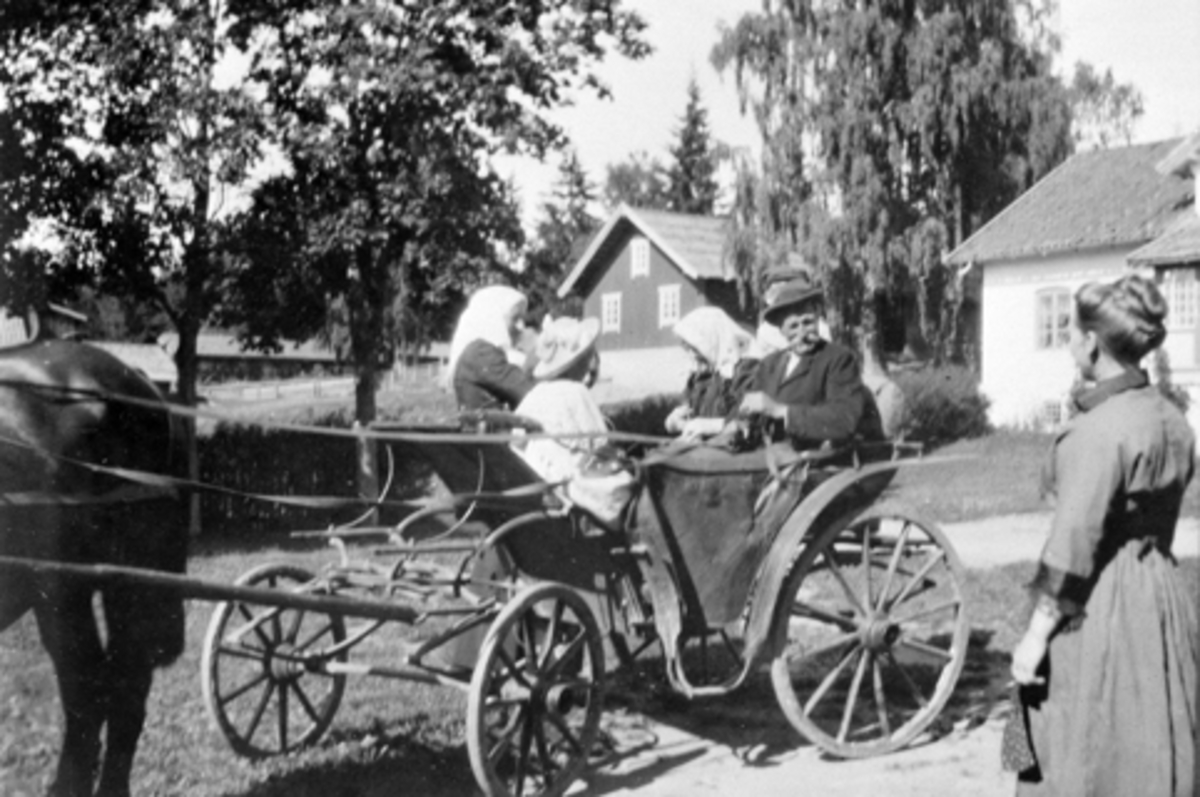 Anno Domkirkeodden, Hest med trille. Louise Sendstad (1881-1955) tar i mot gjester på Sendstad, Nes, Hedmark.