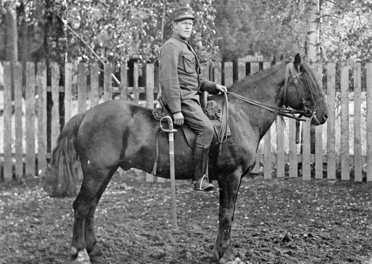 Anno Domkirkeodden, Dragon Juul Gerhard Drager (1897-1974) til hest på Trandum. Fra Mæhlum, Stavsjø, Hedmark.