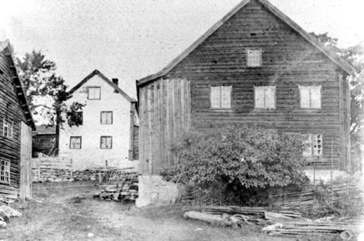 Anno Domkirkeodden, Eksteriør gardsbruk da hovedbygningen på Lie øvre og Lie nedre, Nes, Hedmark lå samlet. Etter brannen i 1917 ble de bygd opp igjen hver for seg.