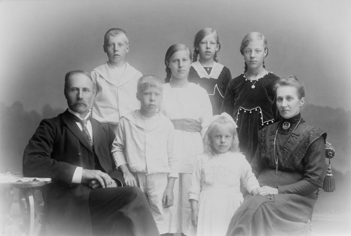 Anno Domkirkeodden, Familien på Dæhlie nordre, Nes, Hedmark. Petter Andersen Lysrud (1876-1971), Anders (1912-1990), Ruth (1915-2000), Jette Pedersdatter Askehagen (1878-1954), Johanne (1906-1922), Alvhild f.1905, Paul (1908-1990), Jenny (1907-1992).