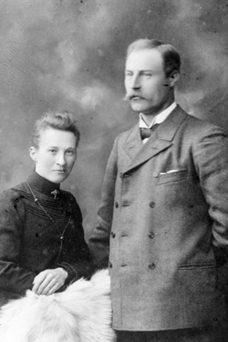 Anno Domkirkeodden, Ektepar. Jette Pedersdatter Askehagen (1874-1958) og Petter Andersen Lysrud (1876-1971). Dæhli nordre, Nes, Hedmark.
