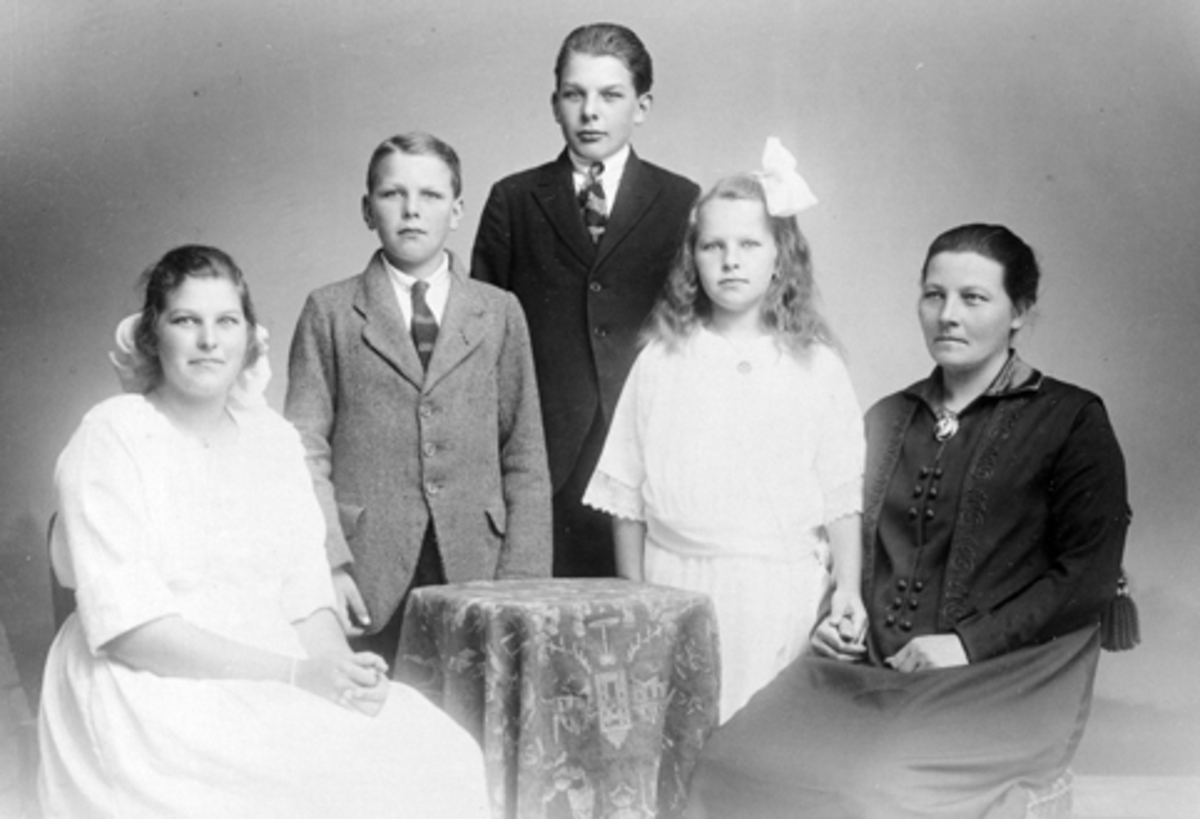 Anno Domkirkeodden, Portrett av familien Haugen på Mellom-Kise, Nes, Hedmark. Fra venstre er Anna Maria (1910-1992), Hans Alexander (1912-1984), Even Arnt (1909-1962), Kristiane Lise Mathea (1914-1995) og Anne Dorthea Haugen (1883-1965).