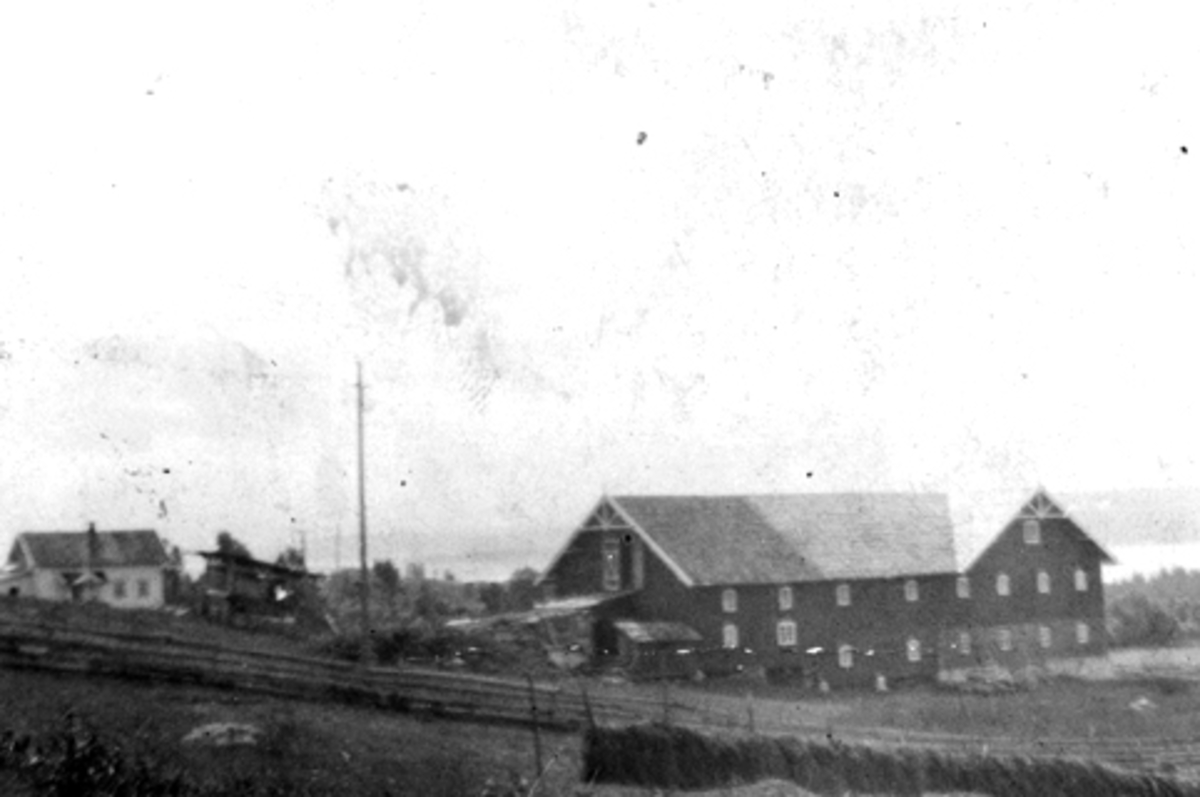 Anno Domkirkeodden, Eksteriør gardsbruk på Lie nedre, Nes, Hedmark. Den nye låven og veslebygningen.