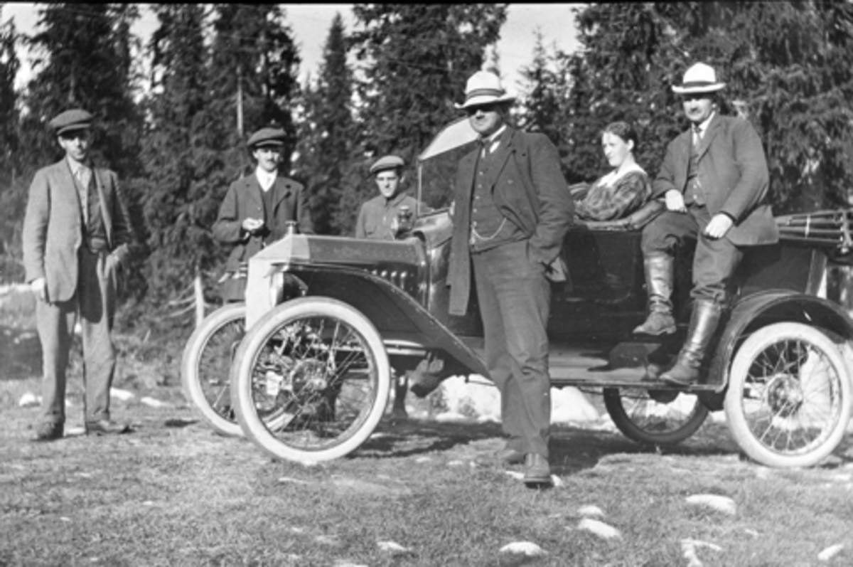 Anno Domkirkeodden, Folk på biltur, Langmyr, Ringsaker Almenning. Ukjente. Bilen på bildet er meget spesiell. I utgangspunktet er det en Ford T 1915 touring. Men den har fått en spiss radiator og såkalte wirehjul for å se mer sporty ut. Dette var ekstrautstyr som var i handlen på den tiden.