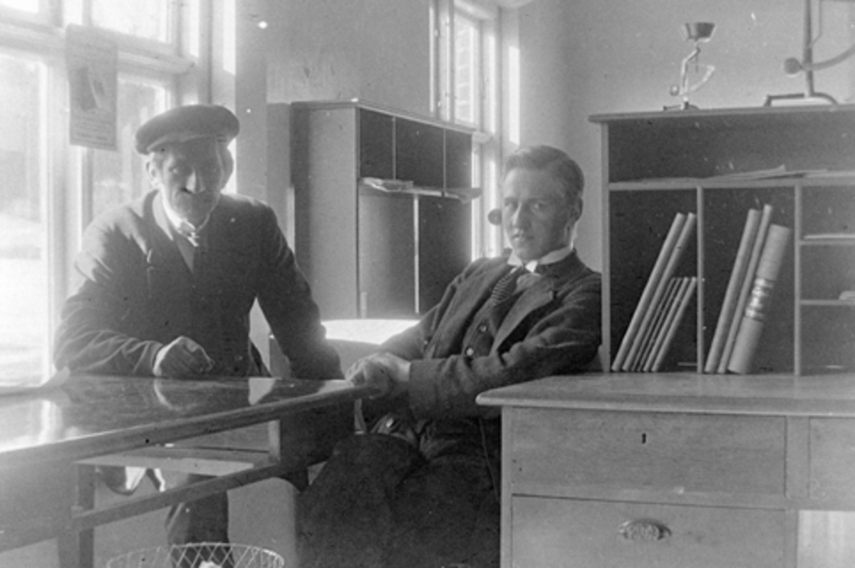 Anno Domkirkeodden, Interiør, kontor ved Edvard Bjørnerud Maskinfabrikk, Moelv, Smaaland og Ove Langmyhr.