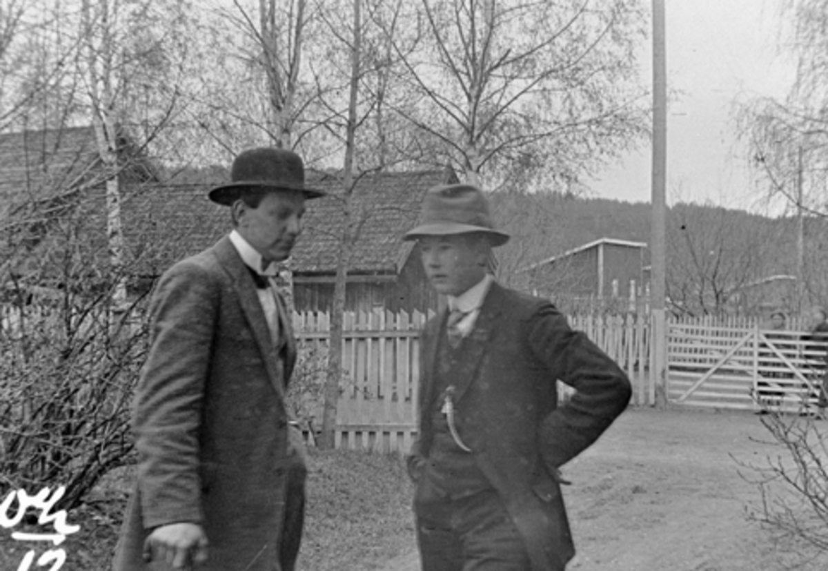 Anno Domkirkeodden, 2 menn, A. Jørgensen, Fr. Wergeland i hagen, Langmyhr, Moelv.