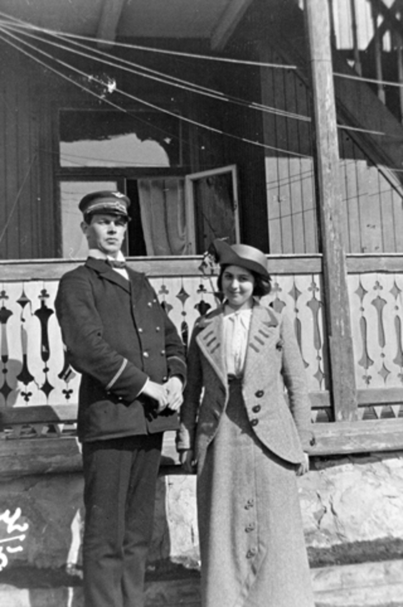 Anno Domkirkeodden, Mann i uniform (jernbane) Godager, dame med drakt og hatt, Jørgensen, Ringsaker.
