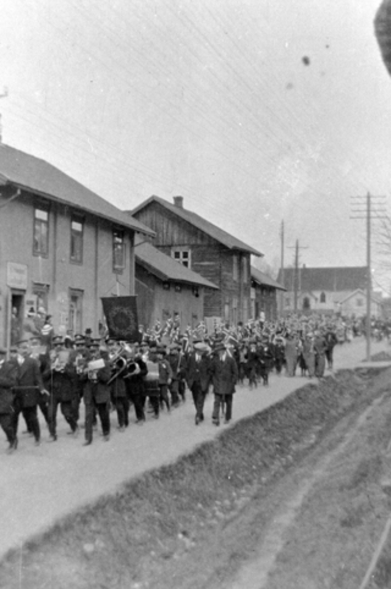 Anno Domkirkeodden, 17 mai tog, korps i forgrunn, barnetog, Storgata, Moelv.