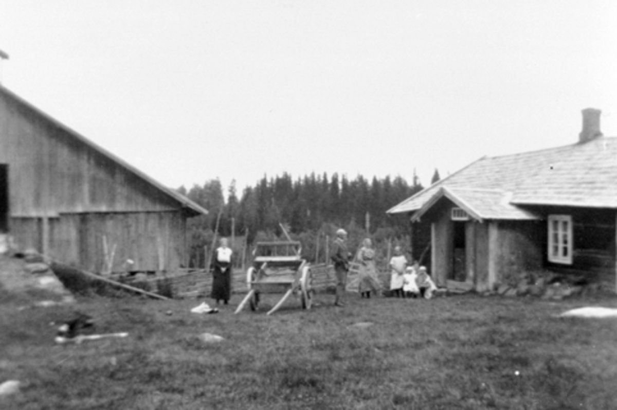 Anno Domkirkeodden, Eksteriør. Plassen Karlstad, Nybygda, Ringsaker. Sommerbeite for kua i Buttekvern. Voksne og barn på gardsplassen. Fra venstre er Kristina Langmyhr, Johannes Lundby, Mina Lundby. Barna er Karin, Ger og Aase Lundby.