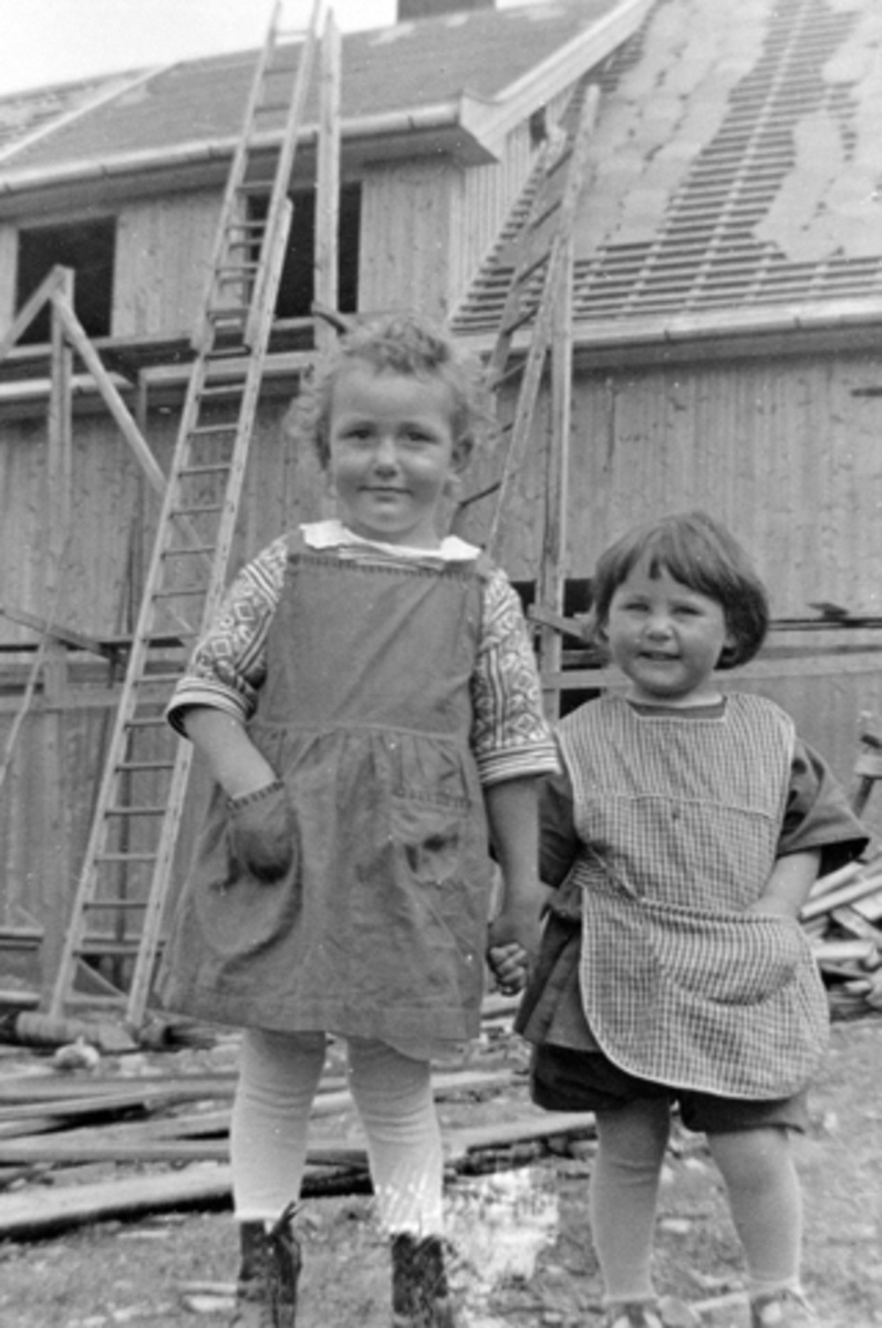 Anno Domkirkeodden, 2 barn. Fra venstre Åsa Langmyhr og Bjørg Kolloen. Kongsvegen 20 under bygging. Brumunddal.