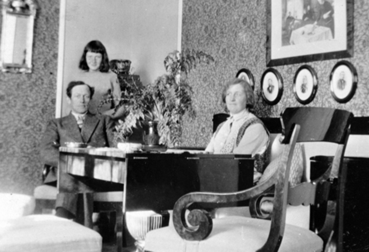 Anno Domkirkeodden, Interiør, stue, fra venstre er ingeniør Ove Langmyhr, Åsa Langmyhr, fru Langmyhr, Tyrihaug, Kongsvegen 20, Brumunddal.