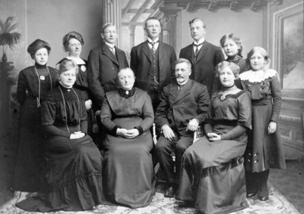 Anno Domkirkeodden, Familiegruppe Lundby, barn og voksne, ca. 1910. Foran f. v Mina, Karoline, Even og Kristine. Bak f. v. Ågot f. Jevanord ( g. m. Johannes) Oline, Einar, Johannes, Knut, Signe og Borghild Lundby. Se "Fra bygd til by" Historien om Brumunddal skrevet av Thor Gotaas 2011. s. 174.