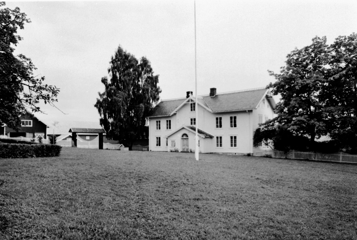 Anno Domkirkeodden, Eksteriør gardsbruk. Tunet på Helgeby, Nes, Hedmark. Hovedbygning fra 1800.