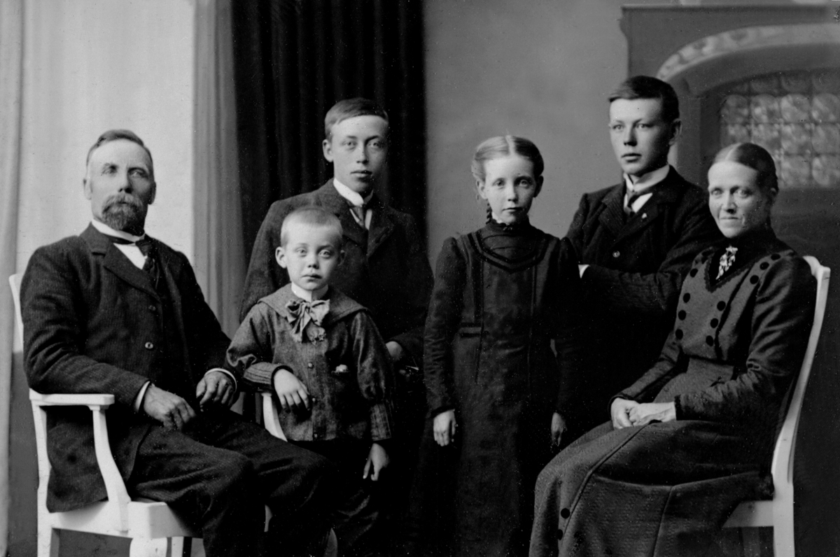 Anno Domkirkeodden, Familie på Kjelsrud nedre. Gudbrand Nilsen Sørbo (1863-1945), Anders Konrad (1904-1975), Østen Ingvald f.1893, Inga f.1898, Nils Oskar (1892-1925), Ragnhild Øysteinsdatter Rudi (1866-1949).